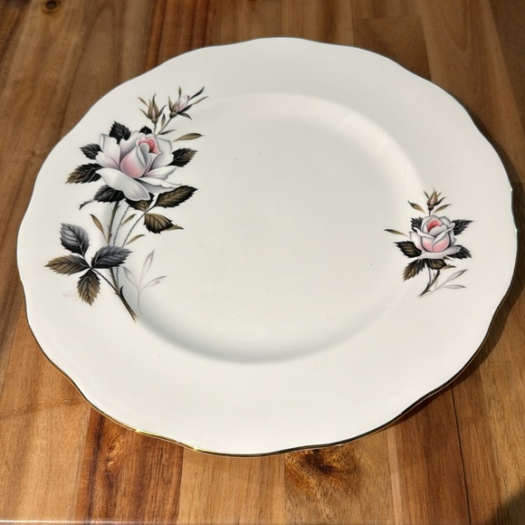 Royal Albert “Queen Messenger “ Plate Trio - Picture 3 of 6